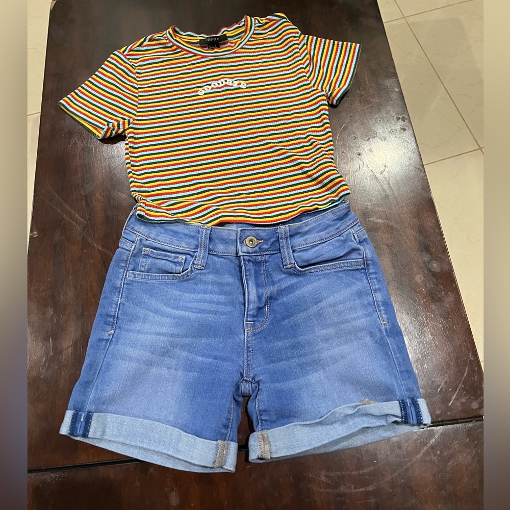 I’m selling a shirt and shorts